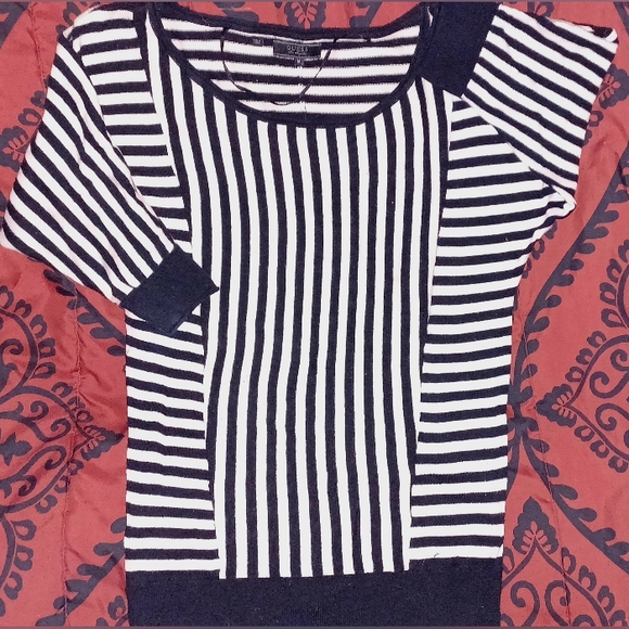 Like new Guess 1/2 sleeve shirt size medium - Picture 1 of 6